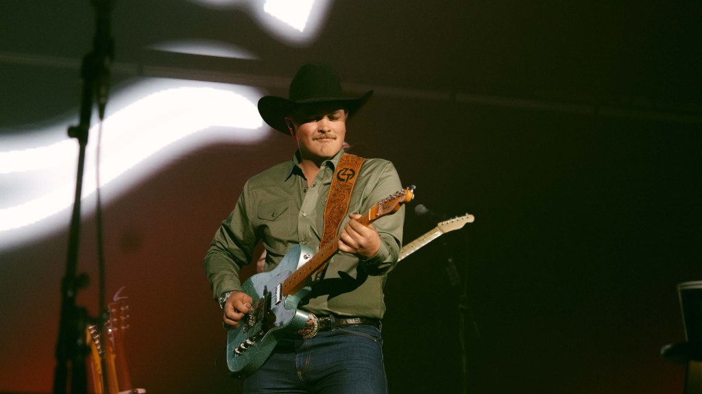 Two-Steppin’ in Scottsdale, Zach Top and Ernest Light Up Birds&nbsp;Nest